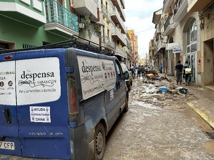 Lee más sobre el artículo LA AYUDA DE ARBANCÓN LLEGO A LAS CALLES DE  VALENCIA AFECTADAS POR LA DANA